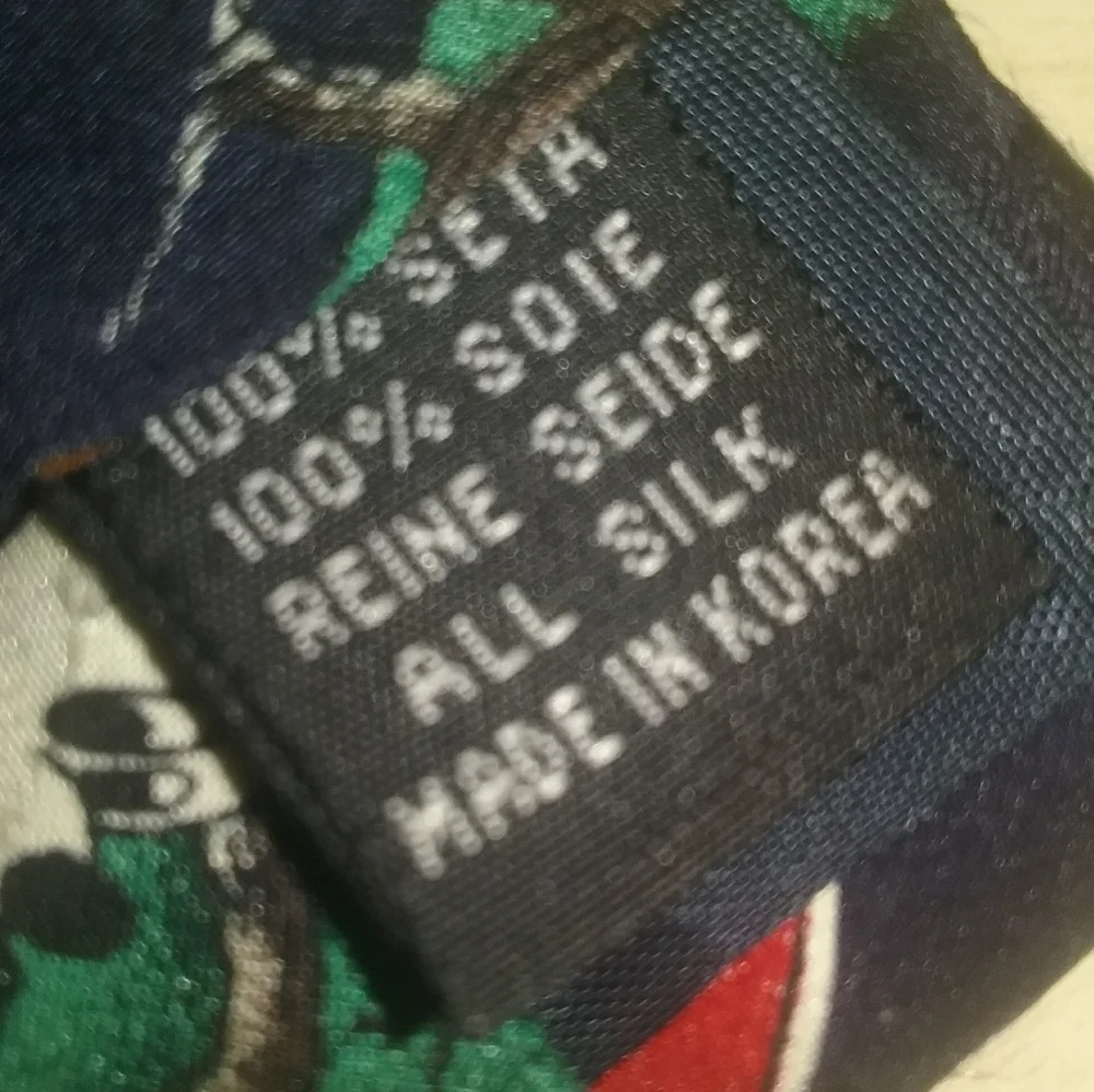 Disney Valentine Men's Tie with Mickey and Minnie Design - 100% Silk - Picture 5 of 5